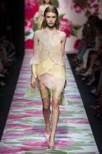 defile-blumarine-printemps-ete-2020-milan-look-37.thumb.jpg.cbee34af43ffe96c968383b2d694e72c.jpg