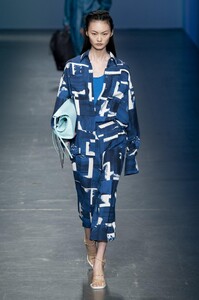 defile-boss-printemps-ete-2020-milan-look-40.thumb.jpg.23630bed3029e0ded4516ce7376e9bd6.jpg