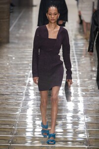 defile-bottega-veneta-printemps-ete-2020-milan-look-14.thumb.jpg.fdbb02bd150201b4cf4790de83359951.jpg