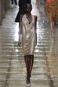 defile-bottega-veneta-printemps-ete-2020-milan-look-24.thumb.jpg.f8b92ea1612c432b634a385c8db46850.jpg