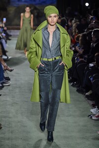 defile-brandon-maxwell-automne-hiver-2020-2021-new-york-look-28.thumb.jpg.a00b265ad8be85248a99499133ca8924.jpg