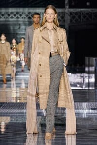 defile-burberry-automne-hiver-2020-2021-londres-look-26.thumb.jpg.bdff3b63142b11689d5408c5e5a73899.jpg