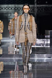 defile-burberry-automne-hiver-2020-2021-londres-look-46.thumb.jpg.c0682787df131dff4765b1bac65dd0bf.jpg