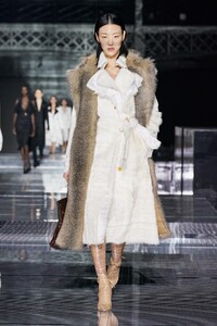 defile-burberry-automne-hiver-2020-2021-londres-look-5.thumb.jpg.cc6cb192b883cf3e9aacd2ae2facf064.jpg