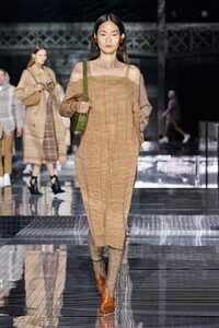 defile-burberry-automne-hiver-2020-2021-londres-look-56.thumb.jpg.0a47ec0d300d516e9de226da9f75466c.jpg