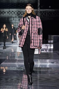 defile-burberry-automne-hiver-2020-2021-londres-look-67.thumb.jpg.652bd39fc9891e3b7807a16aeed198d0.jpg