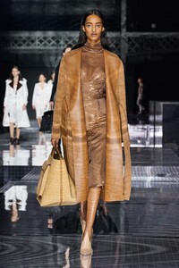 defile-burberry-automne-hiver-2020-2021-londres-look-7.thumb.jpg.8a6eafcf63631bb08d02f78b66909147.jpg