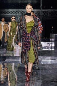 defile-burberry-automne-hiver-2020-2021-londres-look-75.thumb.jpg.8c362e9b506a3697705ffb0fa9b3e1b8.jpg