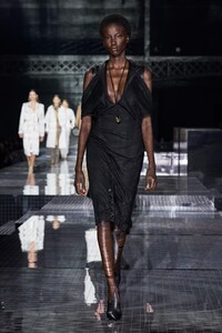 defile-burberry-automne-hiver-2020-2021-londres-look-8.thumb.jpg.decaa2852e6b302a51ced774bfe8384f.jpg