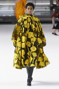 defile-carolina-herrera-automne-hiver-2020-2021-new-york-look-19.thumb.jpg.d2698905712cbbce146429f902b13beb.jpg