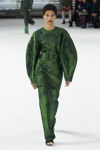 defile-carolina-herrera-automne-hiver-2020-2021-new-york-look-26.thumb.jpg.89e13679ea82ac1d0d4624a6593559d8.jpg