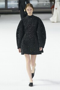 defile-carolina-herrera-automne-hiver-2020-2021-new-york-look-9.thumb.jpg.688ba613431099dc036477d144a17c45.jpg