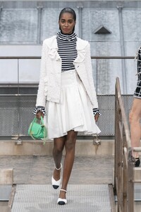 defile-chanel-printemps-ete-2020-paris-look-23.thumb.jpg.5fbd7602d05a6b7461d7d3d4afd98b35.jpg