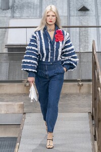 defile-chanel-printemps-ete-2020-paris-look-39.thumb.jpg.00176383f1a44be203fc0aacd53eb5ce.jpg