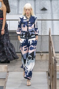 defile-chanel-printemps-ete-2020-paris-look-60.thumb.jpg.b873c3290291c47de54fa5589aa5a91c.jpg