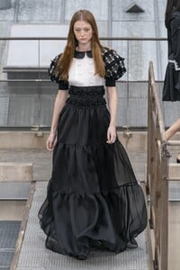defile-chanel-printemps-ete-2020-paris-look-80.thumb.jpg.9c7bde6121019172b26e48f4a4fd00f5.jpg