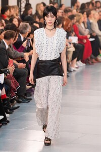 defile-chloe-printemps-ete-2020-paris-look-32.thumb.jpg.40db90b1ba31b42fc380a8aa9e50a848.jpg