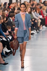 defile-chloe-printemps-ete-2020-paris-look-4.thumb.jpg.10f79beedaaded9a7dbf8a705347b2a9.jpg