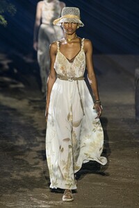 defile-christian-dior-printemps-ete-2020-paris-look-27.thumb.jpg.c371afdfd480f37f64cb003af4a36696.jpg