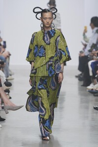 defile-christian-wijnants-printemps-ete-2020-paris-look-28.thumb.jpg.164e380afa72999f65f4ce697b2962ad.jpg