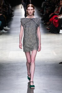 defile-christopher-kane-automne-hiver-2020-2021-londres-look-54.thumb.jpg.38660320af9363c6dd85f3b259f49efb.jpg