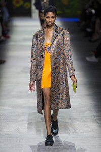defile-christopher-kane-printemps-ete-2020-londres-look-16.thumb.jpg.77f2e5ae73080d1000f69ce32f534113.jpg