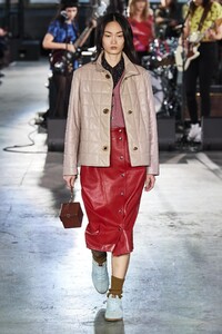 defile-coach-1941-automne-hiver-2020-2021-new-york-look-28.thumb.jpg.307947ddaff713af85ab1bc1da2bc68b.jpg