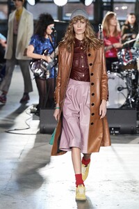 defile-coach-1941-automne-hiver-2020-2021-new-york-look-38.thumb.jpg.5093c7773e344d7b7ddb9a1c73afd836.jpg