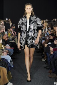 defile-david-koma-automne-hiver-2020-2021-londres-look-30.thumb.jpg.6588376dae4765c65fac6c1661b0448e.jpg