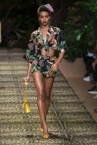 defile-dolce-amp-gabbana-printemps-ete-2020-milan-look-120.thumb.jpg.c3c415d165761f4156fa8b483f171b95.jpg