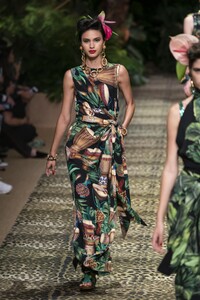 defile-dolce-amp-gabbana-printemps-ete-2020-milan-look-122.thumb.jpg.9126fc5f00f469dde5b1ca93757714e7.jpg