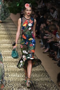 defile-dolce-amp-gabbana-printemps-ete-2020-milan-look-18.thumb.jpg.c648b7e4282f2cd8670602ebb2014aab.jpg