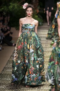 defile-dolce-amp-gabbana-printemps-ete-2020-milan-look-23.thumb.jpg.a6153a12c9d6b2d8fd6bedfde7e4debd.jpg