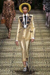 defile-dolce-amp-gabbana-printemps-ete-2020-milan-look-85.thumb.jpg.af9a67854452b4ceb192a4baaefa201a.jpg