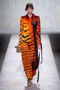defile-dries-van-noten-printemps-ete-2020-paris-look-16.thumb.jpg.e8dafd72a96d396689b828ffc6ef8d2f.jpg
