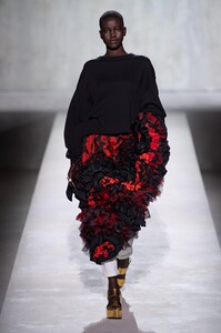 defile-dries-van-noten-printemps-ete-2020-paris-look-29.thumb.jpg.588391ff3b666ed0ba51e4c3d740604c.jpg