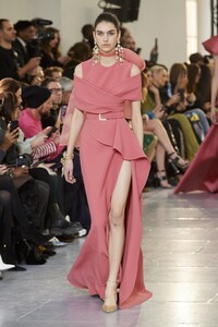 defile-elie-saab-printemps-ete-2020-paris-look-13.thumb.jpg.5b19455289ff966f4f38d85f12fd5558.jpg