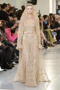 defile-elie-saab-printemps-ete-2020-paris-look-17.thumb.jpg.c2abc9641af51d9fd645117d42b9ce6f.jpg