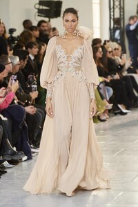 defile-elie-saab-printemps-ete-2020-paris-look-18.thumb.jpg.f0ea2b03a07aa7fc1e7755021fd94b1b.jpg