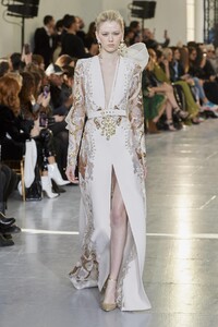 defile-elie-saab-printemps-ete-2020-paris-look-2.thumb.jpg.9cb91a239ab25a699904c19bf1c60307.jpg