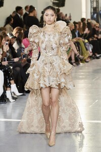 defile-elie-saab-printemps-ete-2020-paris-look-21.thumb.jpg.2aaf39672d95b8360fc57a08a6cf55d9.jpg