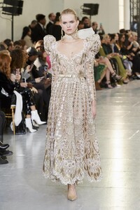 defile-elie-saab-printemps-ete-2020-paris-look-22.thumb.jpg.ab93b819d38b5cf0e88ef9f389af6fba.jpg