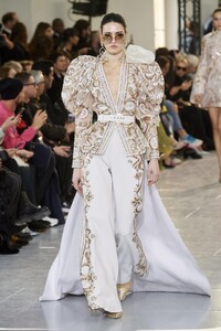 defile-elie-saab-printemps-ete-2020-paris-look-3.thumb.jpg.6f097e210e9800718e838cb81b4ff3bb.jpg