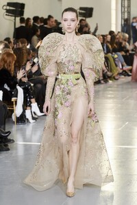 defile-elie-saab-printemps-ete-2020-paris-look-35.thumb.jpg.e97be797de7322fc260fb34bc0bcb004.jpg