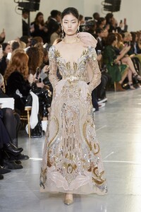 defile-elie-saab-printemps-ete-2020-paris-look-37.thumb.jpg.e12b85432933365a10f8824a924dab10.jpg