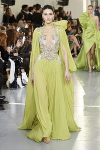 defile-elie-saab-printemps-ete-2020-paris-look-40.thumb.jpg.d5581e4a73db3d5a59ea6e0379e08381.jpg