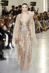 defile-elie-saab-printemps-ete-2020-paris-look-43.thumb.jpg.52b0c51aecbbda7778c2e1ded5de08a8.jpg