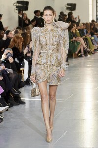 defile-elie-saab-printemps-ete-2020-paris-look-44.thumb.jpg.5d40aab38d3c975be56ef25171a7d26f.jpg