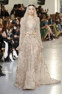 defile-elie-saab-printemps-ete-2020-paris-look-46.thumb.jpg.a69f32b32f5c5a0a34671c7144d57fdc.jpg