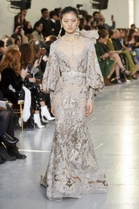 defile-elie-saab-printemps-ete-2020-paris-look-47.thumb.jpg.9c96bee75a94774c424d93bd550a05fe.jpg